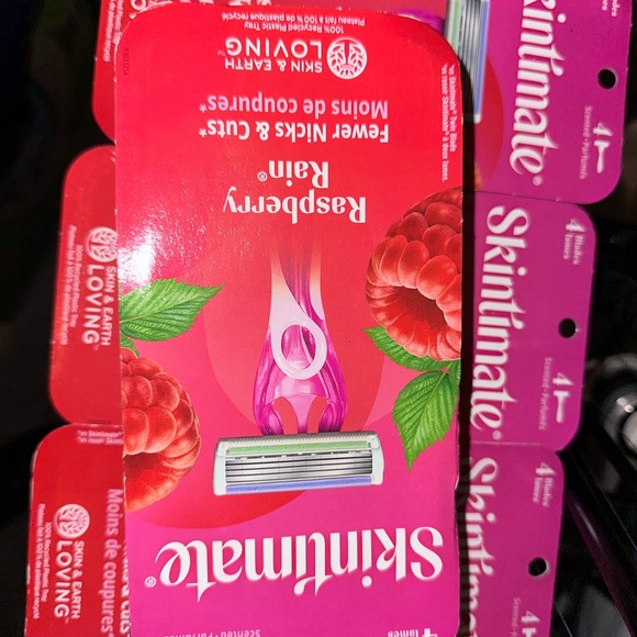 4 total Skintimate Raspberry Rain Razor Blades - Picture 1 of 2